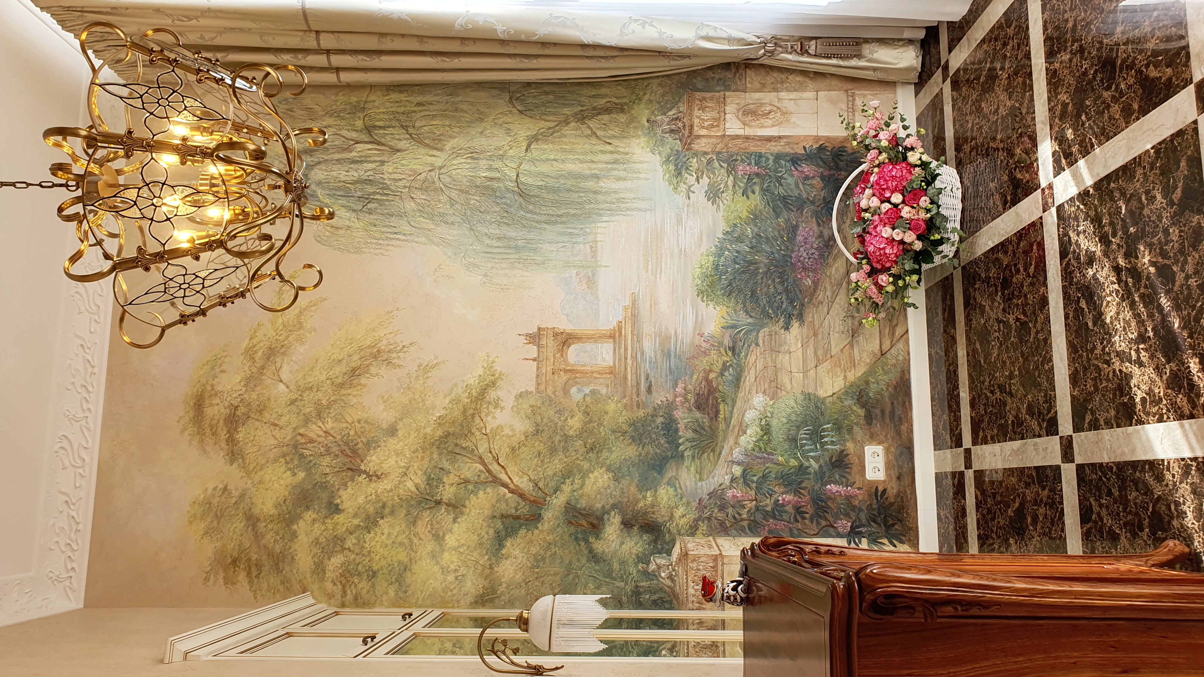 художник Елена Ковалевская выполнила настенную роспись в холле